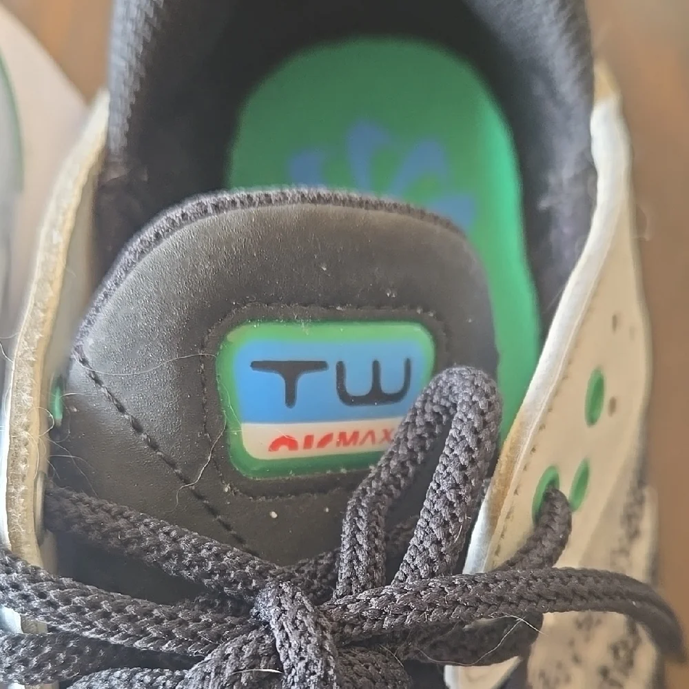 Nike Black and Green Athletic Sneakers (Worn Once)‎